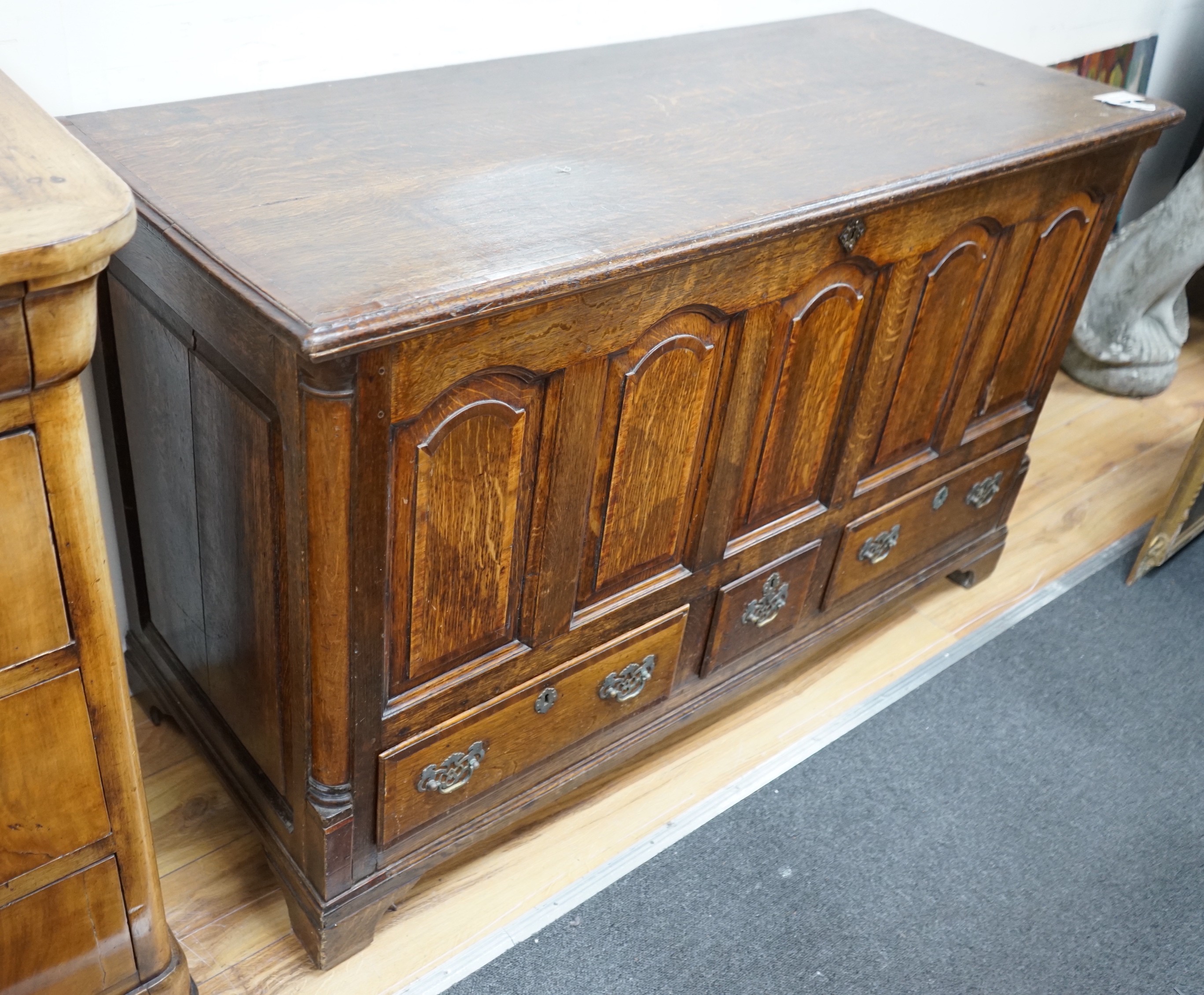 A George III mahogany banded oak mule chest, width 137cm, depth 55cm, height 85cm